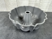 Focus Aluminum 10-1/8" Fluted Cake Pan, 3.5" Depth, 12 Cup Capacity